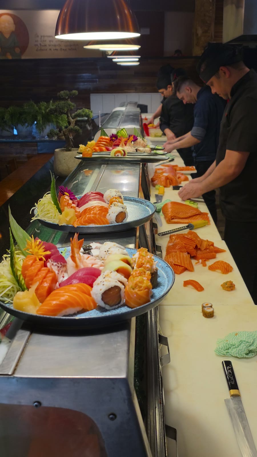 Sushimen trabalhando no balcão do Hitô