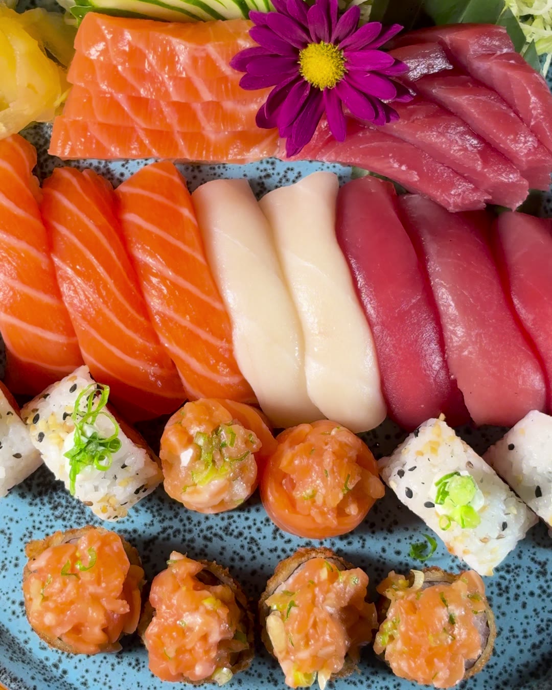 Niguiris de salmão, peixe branco e atum com uramakis, vistos de cima