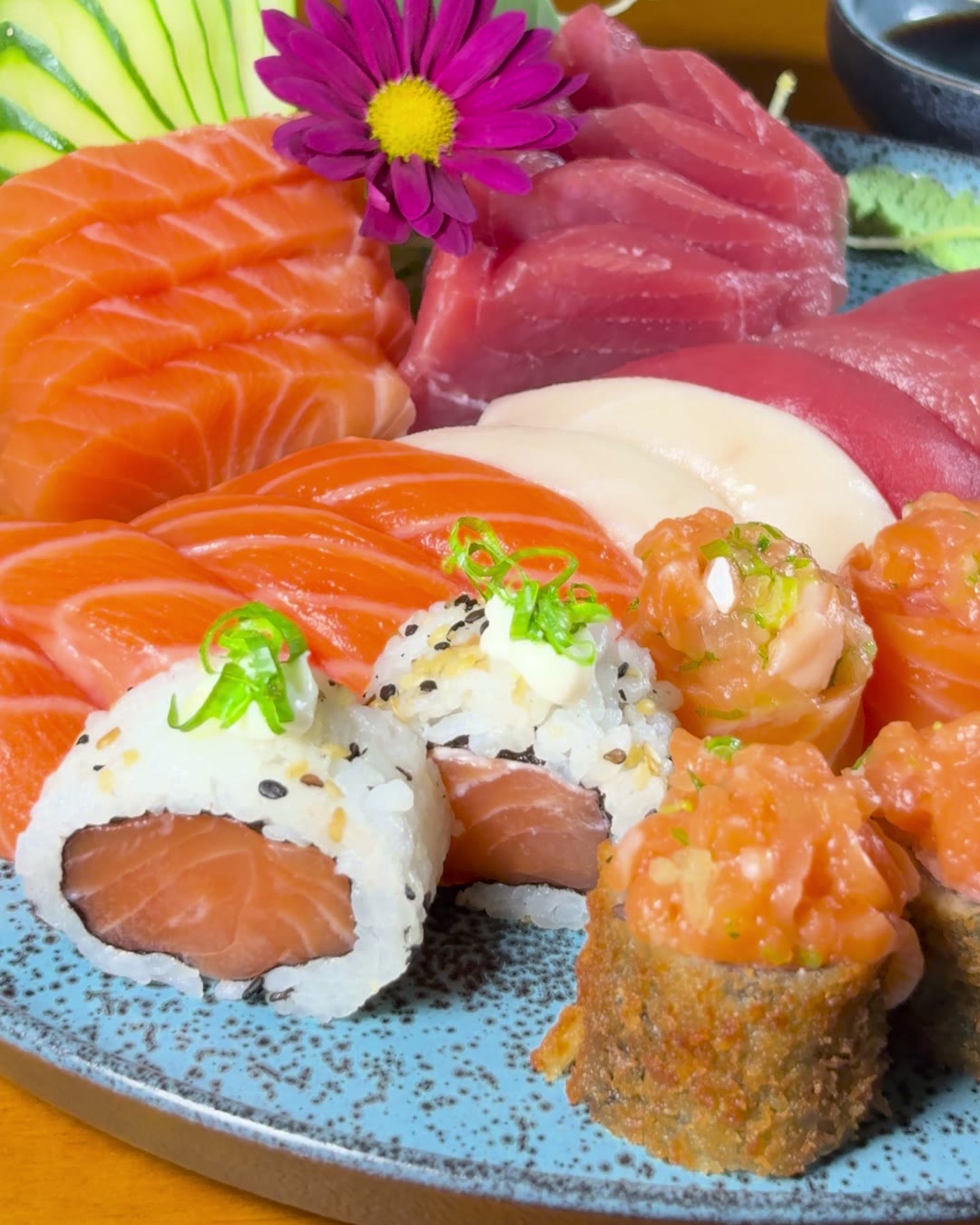 Sashimi de salmão e atum com uramaki