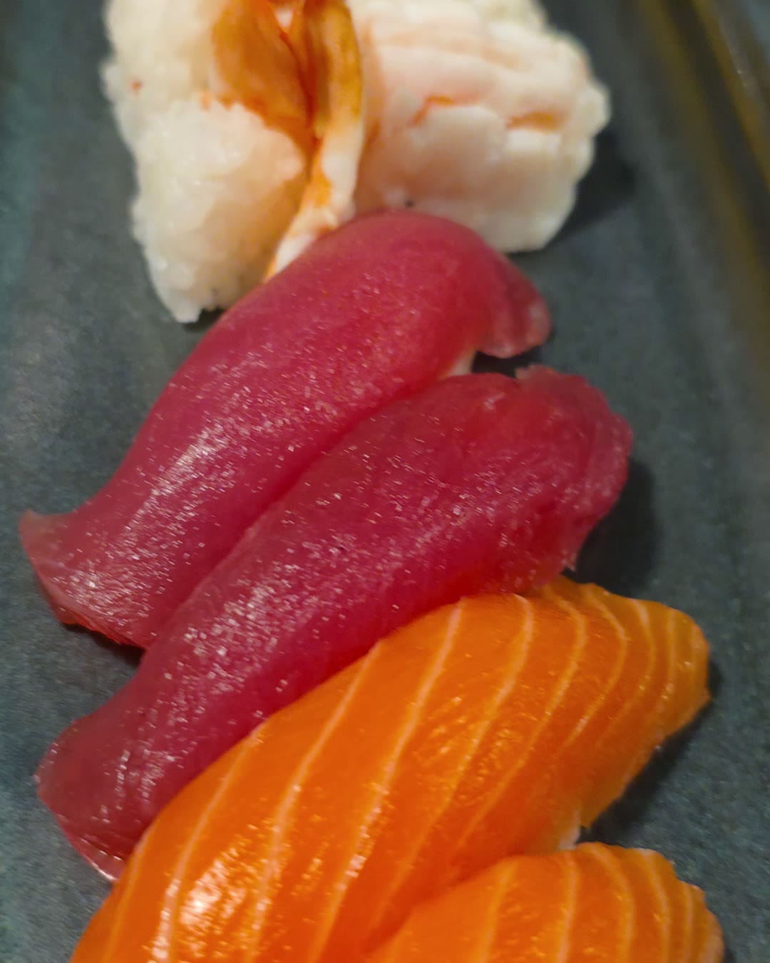Niguiris de atum e salmão bem de perto