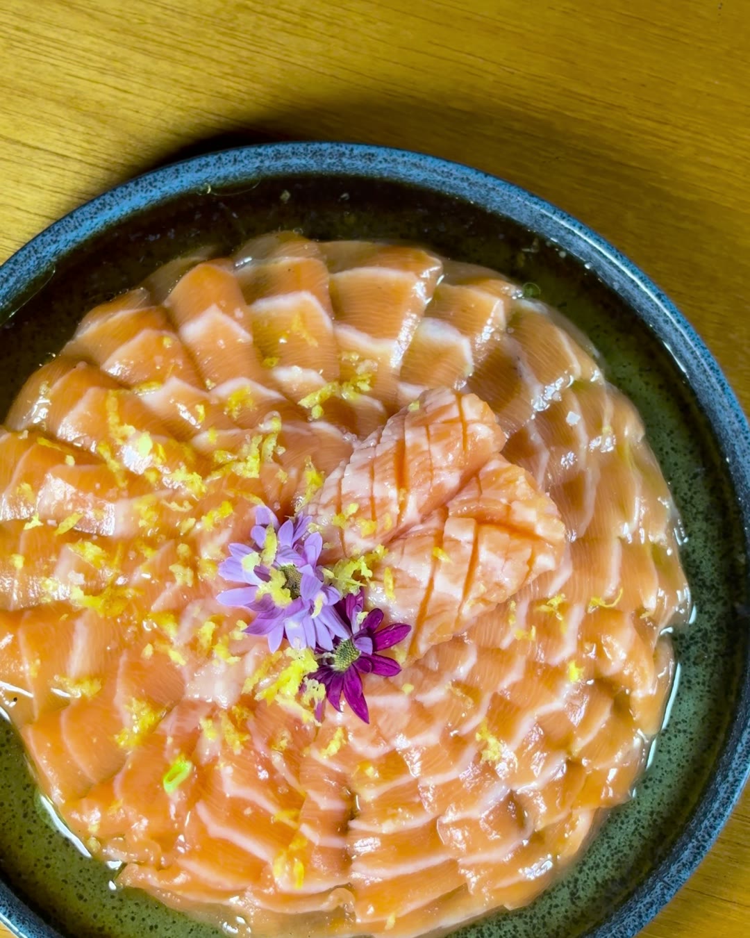 Carpaccio de salmão com flores, visto de cima