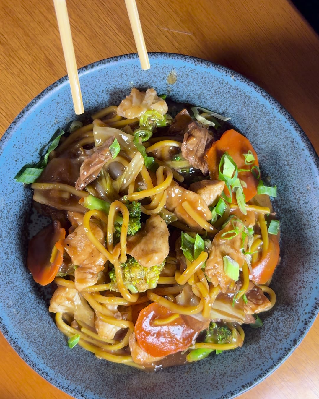 Yakisoba em tigela azul, visto de cima