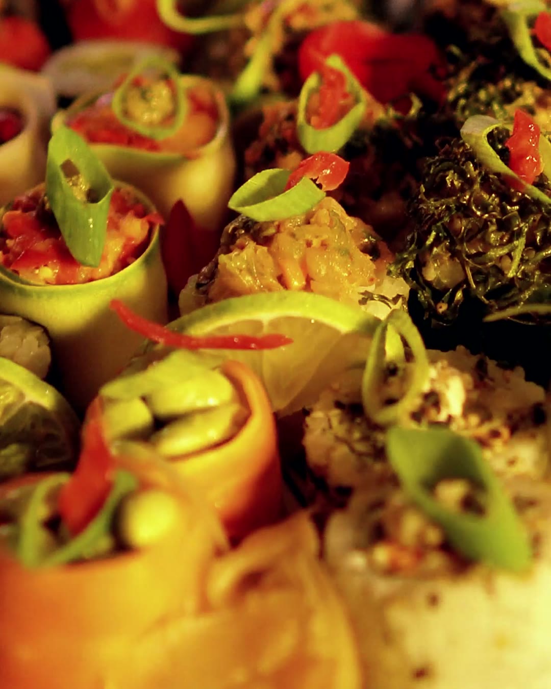 Sushis veganos coloridos, com legumes, ervas e pimenta, vistos de perto